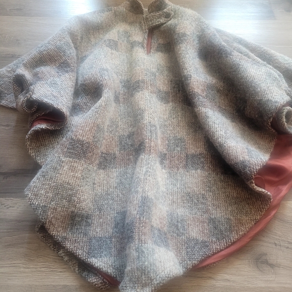 Antels Wool Cape - Picture 2 of 11